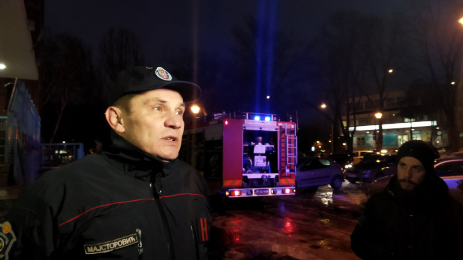 Gorela soba na 16. spratu solitera u Bloku 4: Hitna pomoć iznela deku na nosilima! (FOTO/VIDEO)