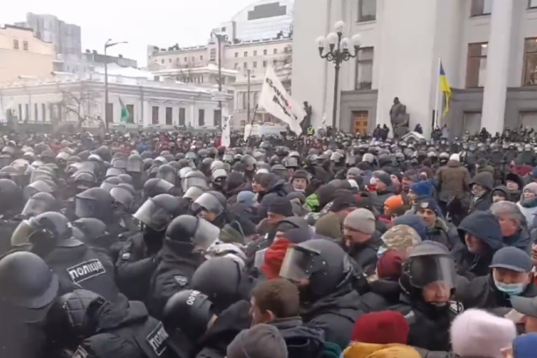 Žestoki okršaj demonstranata i policije u Kijevu! Desetine povređenih, nema poginulih!