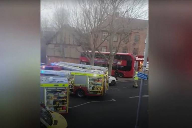 Strašan sudar u Londonu, 19 osoba povređeno: Vozaču otkazale kočnice? (VIDEO)