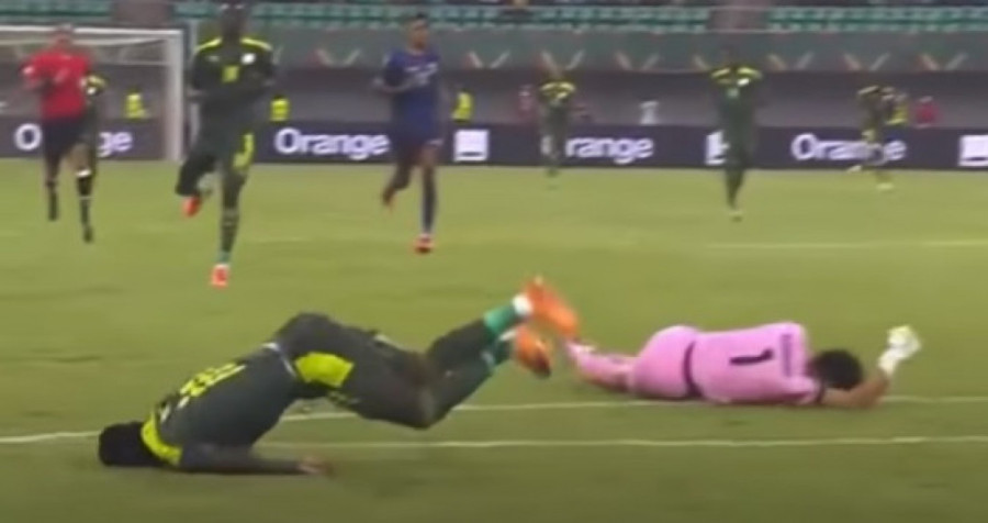 Jeziv sudar glavama golmana i napadača! Mane izgubio svest u vazduhu i žestoko udario o zemlju (UZNEMIRUJUĆI VIDEO)