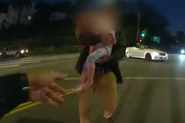 Isplivao dramatičan snimak spasavanja deteta: Otac nosi mališana koji ne diše, policajac priskače u pomoć (VIDEO)