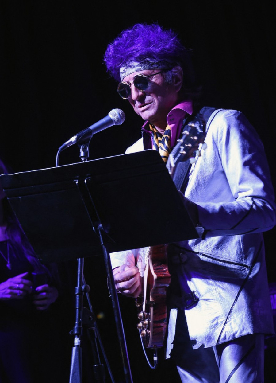 "On izgleda kao beskućnik" Neda pozirala sa slavnim rokerom, a umesto komplimenata nižu se negativni komentari (FOTO)