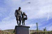 Podignut spomenik Kobiju i Đijani: Ako vas emocije već nisu stigle, pogledajte galeriju (FOTO)