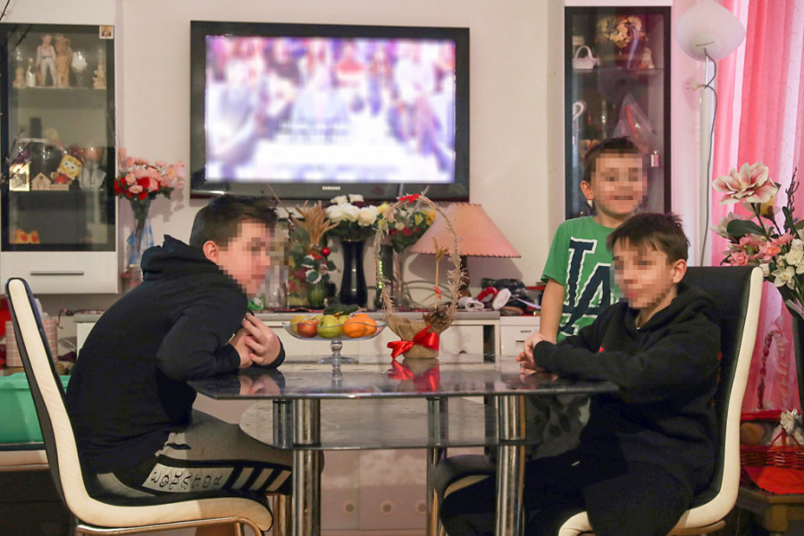 Maju (37) sa petoro male dece izbacili na ulicu: Muž je ostavio jer neće da brine o mališanima, a sada im je ukinuta socijalna pomoć