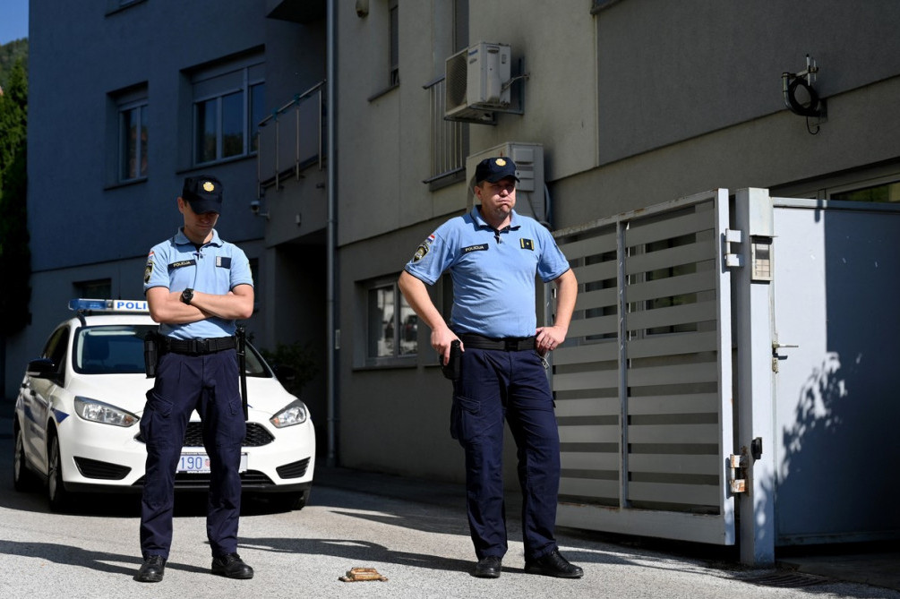 Haos u Hrvatskoj: Muškarac zaražen hepatitisom pljuvao na policajce i pretio da će da ih zarazi!