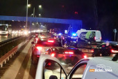 Detalji jezive nesreće na auto-putu kod pumpe "Zmaj": Čovek pao sa pasarele, pa ga pregazio autobus (FOTO/VIDEO)