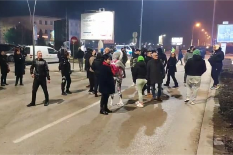 Incidenti u Nikšiću: Komite protestuju zbog književne večeri, policija okružila pozorište (VIDEO)