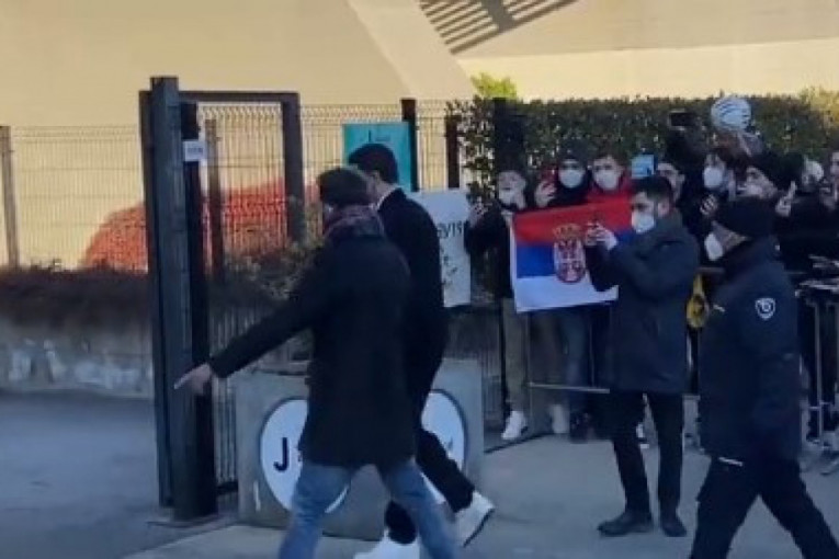 Sve je stvar minuta, zastava Srbije u Torinu! Vlahović stigao na lekarske preglede u Juventus, navijači u transu! (FOTO, VIDEO)