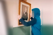 Hit na društvenim mrežama - osnovci pronašli Tita: Skinuli sliku sa zida učionice i šokirali se, oni ovako nešto nikad nisu videli (VIDEO)