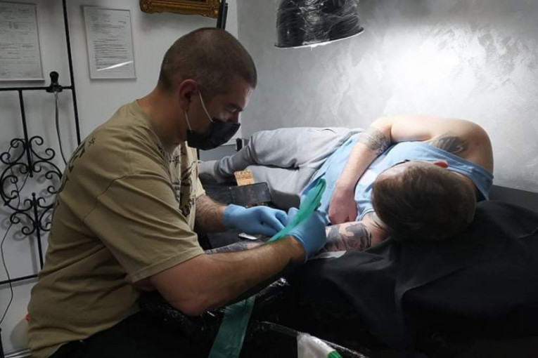 U Srbiji procvetao tatu turizam! Strancima pet puta jeftinije da se tetoviraju kod nas nego u svojim zemljama (FOTO)