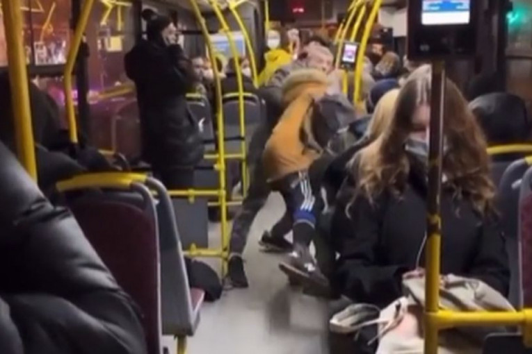 Brutalna tuča u autobusu 26: Mladić zakačinje muškarca ramenom, ovaj žestoko reaguje - potegao pesnicu (VIDEO)
