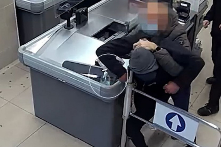 Baksuzni lopov usred pljačke naleteo na policajca van dužnosti: Primorao je trgovca da otvori kasu, a onda je usledio šok (VIDEO)