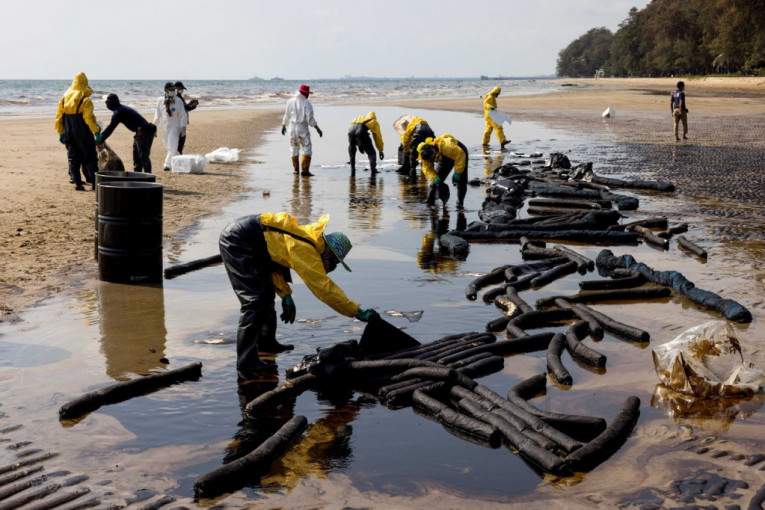 Ekološka katastrofa na Tajlandu: Izlilo se 50.000 litara nafte u okean, plaže crne (VIDEO)