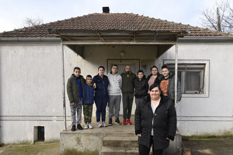 Kao podstanari su živeli 10 godina, a sada će dobiti kuću u Surčinu: "U domu porodice Jelić možda žive budući profesori"