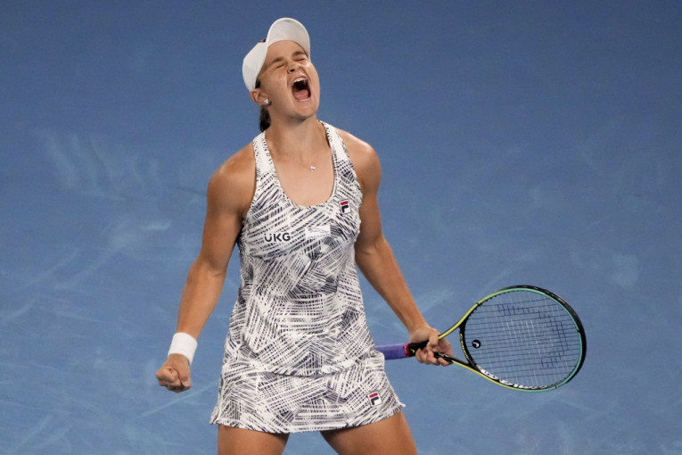 Barti lagano do trofeja: Najbolja teniserka sveta slavila pred svojima (VIDEO)