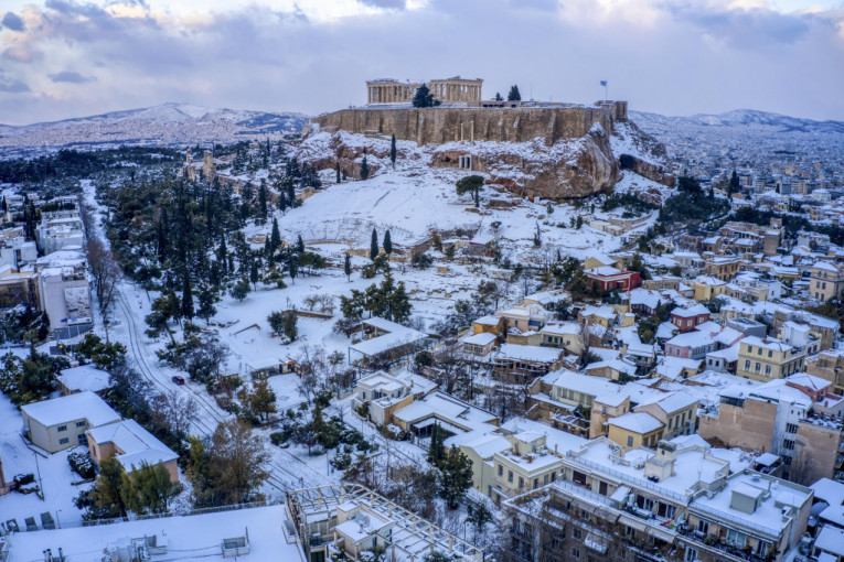 Nestvarne scene iz Grčke: Sneg okovao zemlju, temperature idu u minus (FOTO)