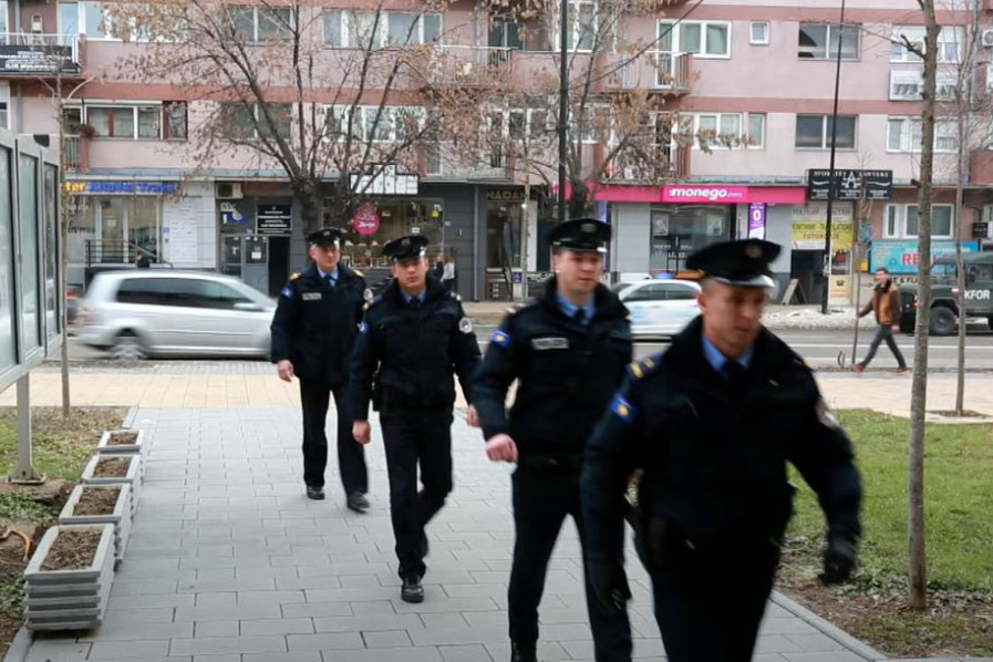 Trojica opljačkala banku u Prištini: Policija traga za razbojnicima