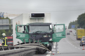 Horor kod Novog Grada! Pod teretom kamiona pukao most! (FOTO)