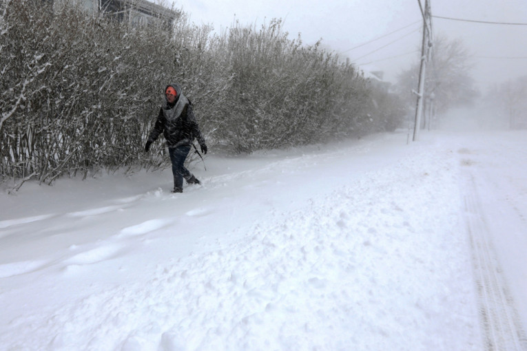 Zima se ne šali: Veje li veje u Užicu! I u višim delovima Beograda sneg (VIDEO)