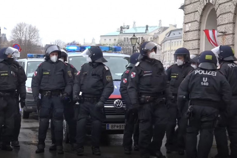 Novi protest protiv korona mera u Beču: Policija upotrebila biber sprej i privela više građana (VIDEO)