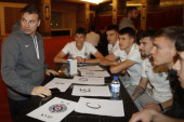 Partizanovi fudbaleri na kvizu pokazali koliko znaju istoriju kluba, pitanja sastavljao sin legende crno-belih (FOTO/VIDEO)