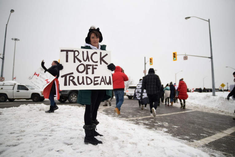 Zašto su ustale kamiondžije u Kanadi: Cela zemlja na nogama, Trudo pobegao na "sigurnu lokaciju" (VIDEO)