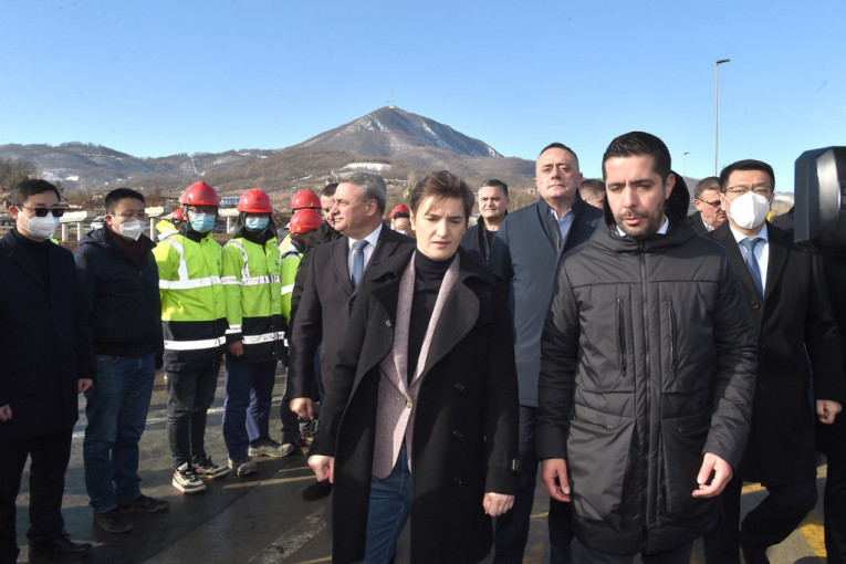 Premijerka obišla deonicu auto-puta od Preljina do Pakovraće: "Ovo je naša zemlja i mi za nju radimo srcem i dušom" (FOTO)