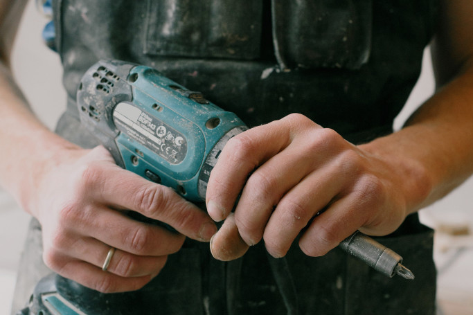 Neobična buka joj nije dala mira: Kada je podigla daske usledio je šok (VIDEO)
