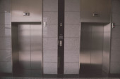 Stanari zgrade u Železniku zatekli haos u liftu: Jedan komšija im zagorčava život! (FOTO)