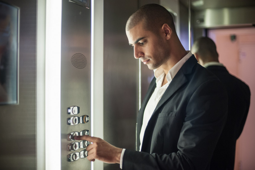 Znate li zašto liftovi uvek imaju ogledala? Pet je bitnih razloga
