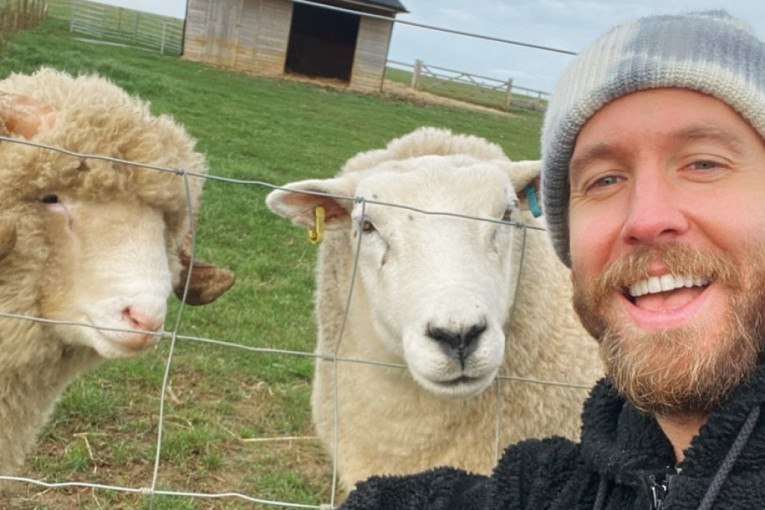 Bivši dečko Tejlor Svift luksuzni život zamenio farmom: Pokazao u čemu uživa (FOTO)