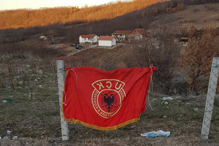 Nova provokacija Albanaca: Prošetali kroz srpsko naselje mašući zastavama terorističke UČK