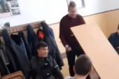 Snimak divljanja učenika u srednjoj školi šokirao Srbiju: Profesorka nemoćna pred učenikom koji prevrće klupe, dok ga ostali bodre! (VIDEO)