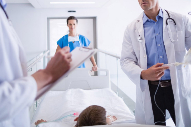 Dečji kardiohirurg iz Londona ponovo u Tiršovoj: Operisaće ove nedelje petoro dece o trošku RFZO