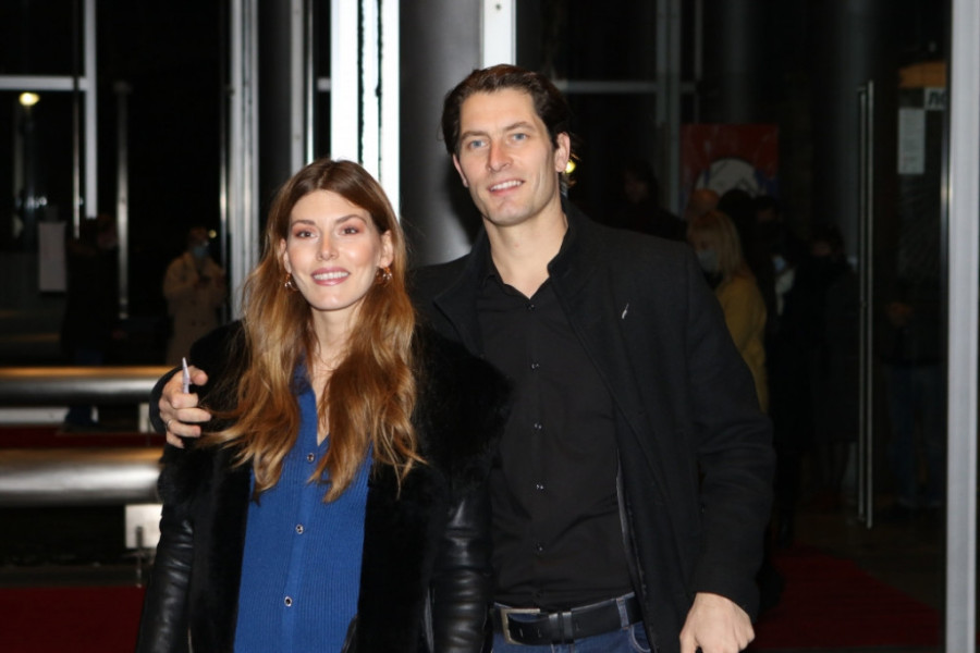 Hit scena u automobilu Tamare Dragičević i Petra Benčine: Magarci ugurali glave kroz prozor (FOTO)