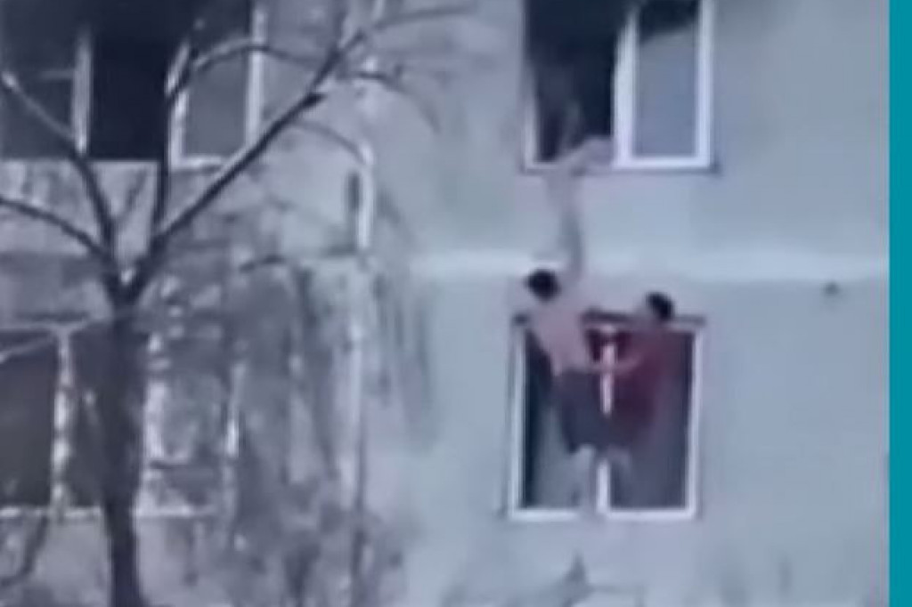 Hrabrost ne poznaje granice: Dva momka spasila devojku iz zapaljenog stana! Visili sa 27 metara bez zaštitnih užadi! (VIDEO)