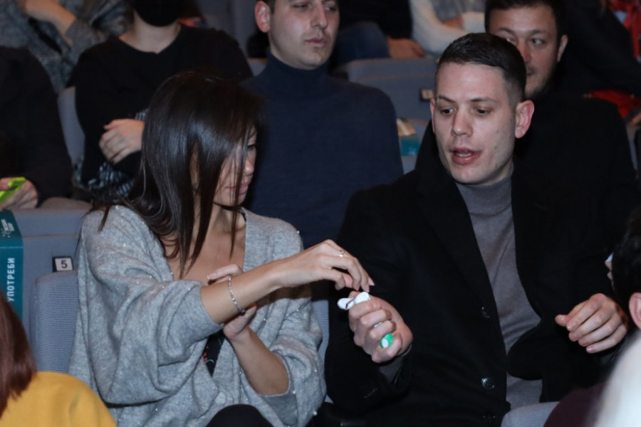 Oglasio se Cecin Bogdan zbog fotografije sa zgodnom crnkom (FOTO)