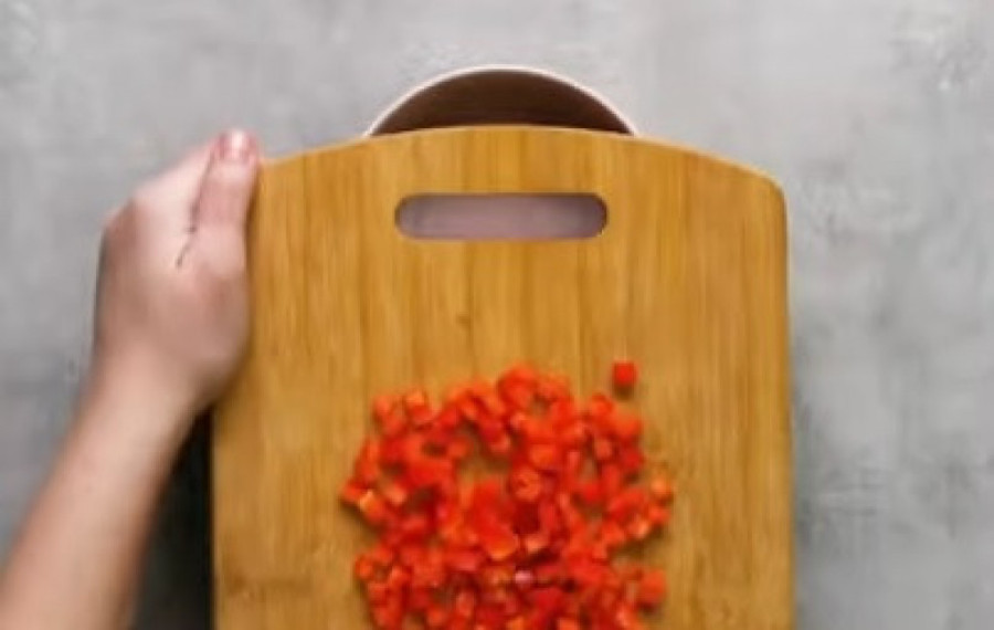 Genijalno rešenje ili potpuna glupost: Evo čemu zapravo služi rupa na dasci za sečenje (VIDEO)