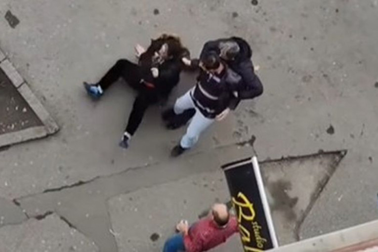 Detalji nasilja u Zemunu: Muškarac sa debelim dosijeom tukao ženu nasred ulice - izneo sramnu odbranu (VIDEO)
