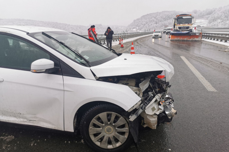 Teška saobraćajna nesreća kod Takova: Pokušao da obiđe kamion za čišćenje snega, pa se slupao (FOTO)