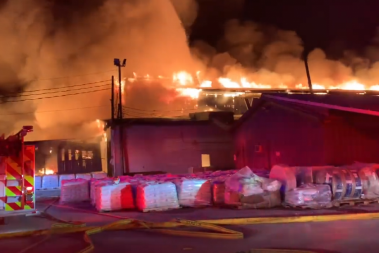 Zapalila se fabrika, evakuisano 6.500 ljudi: Strahuje se od velike eksplozije, vatra se otela kontroli (VIDEO)
