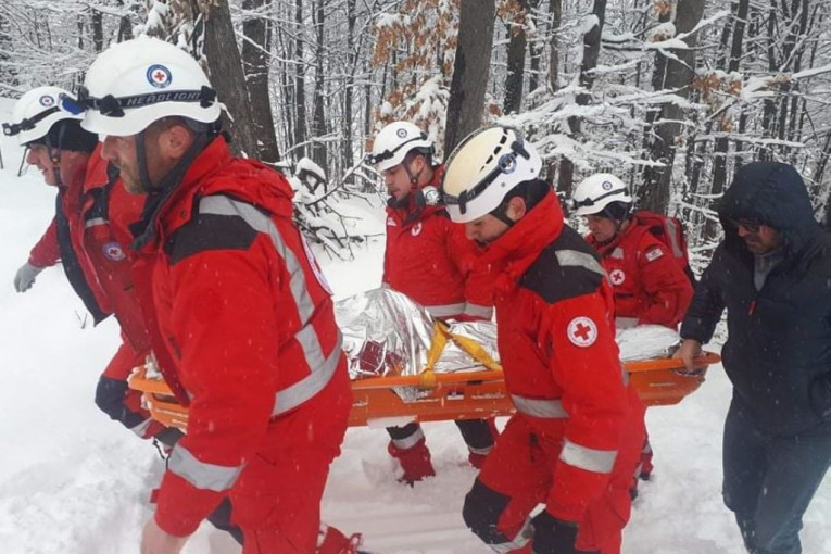 Drama u Ivanjici: Nepokretnog bolesnika na rukama nosili pola kilometra kroz sneg kako bi stigao do vozila Hitne pomoći (FOTO)