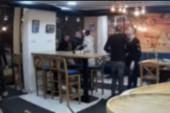 Letele stolice i pesnice: Snimak iz kafane u Novom Pazaru "usijao mreže" (VIDEO)