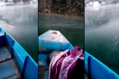 Neverovatan prizor u Priboju! Devojčice idu preko zaleđenog jezera u školu: Majka razbija led kako bi čamac prošao!