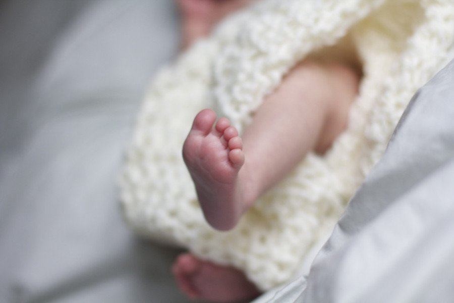 Stravično otkriće u našem komšiluku: Majka prodavala bebu preko Fejsbuka i nije jedina!
