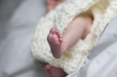 Rođena beba sa dve glave, dva srca i tri ruke: Roditelji očekivali blizance, šokirali se kad su videli svoje dete (FOTO)