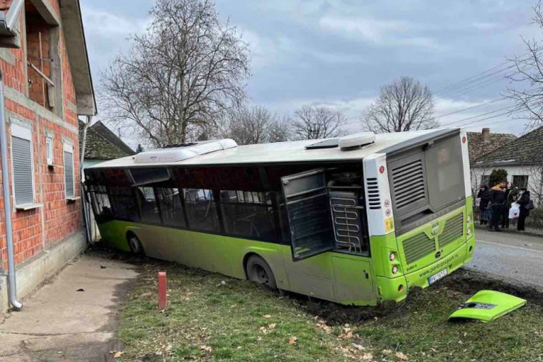 Povređeno 10 ljudi: Autobus se sudario sa kombijem, pa zakucao u kuću! (FOTO)