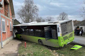 Autobus udario u kuću: Ima povređenih (FOTO)