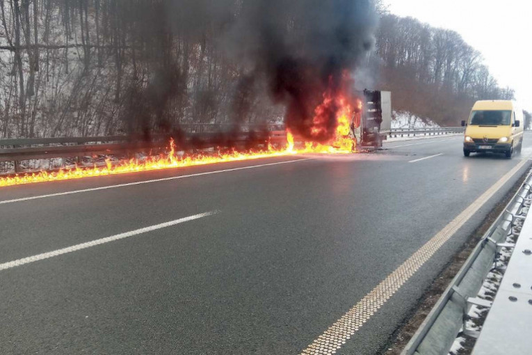Buktinja na auto-putu "Miloš Veliki"! Teretnjak se zapalio u pokretu (FOTO)