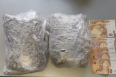 "Pao" narko-diler u Beogradu: Policija ga pretresla i našla više od kilograma droge i stotine evra (FOTO)